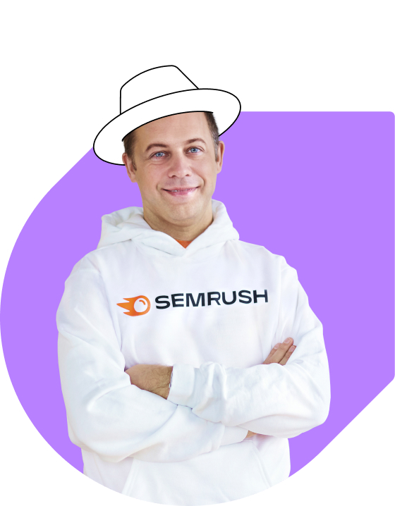 Foto van CEO en oprichter Oleg Shchegolev in een witte hoodie met het Semrush -logo en een witte getekende hoed op zijn hoofd